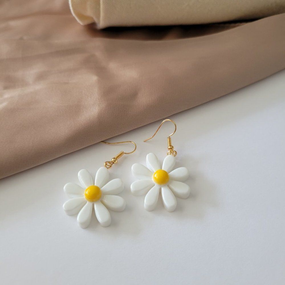7/$35 White Flower Earrings Daisy Statement Earrings - Picture 9 of 10
